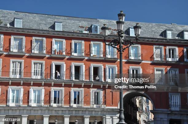 madrilene balconies - ciel sans nuage stock-fotos und bilder