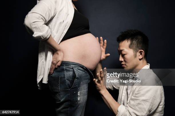 mann, umarmen schwangere frau - 気にかける stock-fotos und bilder