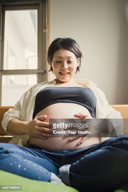 schwangere mutter und mann nimmt ein selbstporträt - 気にかける stock-fotos und bilder