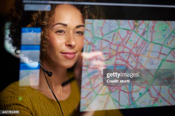 fracht-dispatcher mit digitalanzeige - call centre digital stock-fotos und bilder