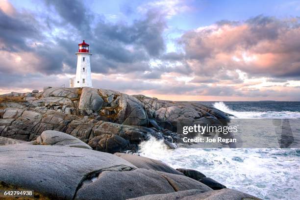 peggy's cove lighthouse - halifax nova scotia fotografías e imágenes de stock