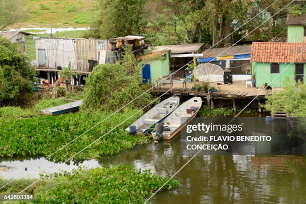 houses and boats for tourism and fishing the banks of the miranda river brazil - veículo aquático stockfoto's en -beelden