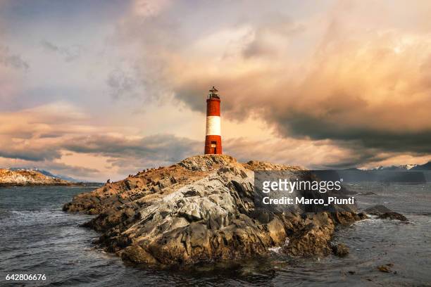argentinië ushuaia bay op het beagle kanaal met les eclaireurs lighthouse - vuurtoren stockfoto's en -beelden