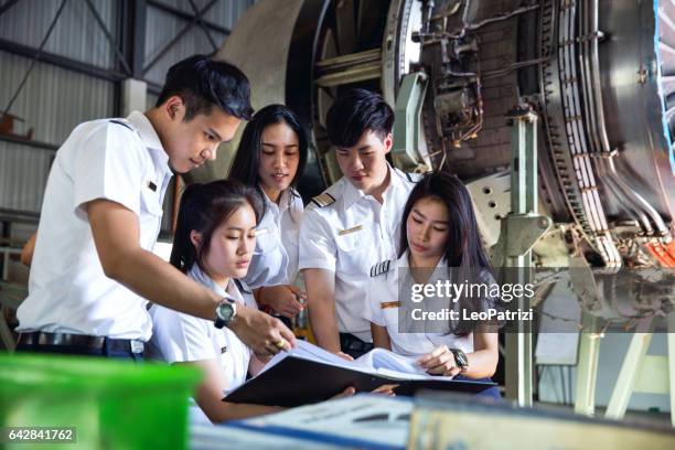 groep studenten aan de universiteit van de luchtvaart tijdens de praktische les - team captain stockfoto's en -beelden