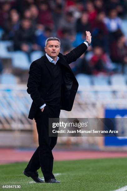 Head coach Fran Escriba of Villarreal CF reacts during the La Liga match between Real Sociedad de Futbol and Villarreal CF at Estadio Anoeta on...