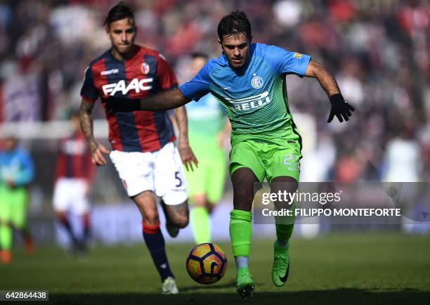 Inter Milan's Italian forward Eder vies with Bologna Chilean midfielder Erick Pulgar during the Italian Serie A football match Bologna vs Inter-Milan...