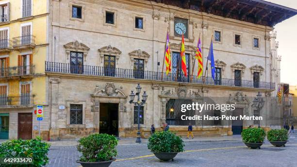 town hall of palma de mallorca on placa cort, majorca, balearic islands, spain - comune foto e immagini stock