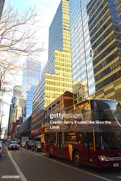 manhattans 42 street crossroads of times square - new york city museum of modern art photos et images de collection