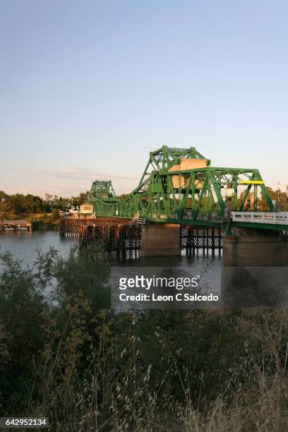 california delta bridges - sacramento rivier stockfoto's en -beelden