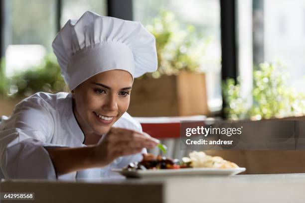 chef-kok in een restaurant werken - kokkin stockfoto's en -beelden