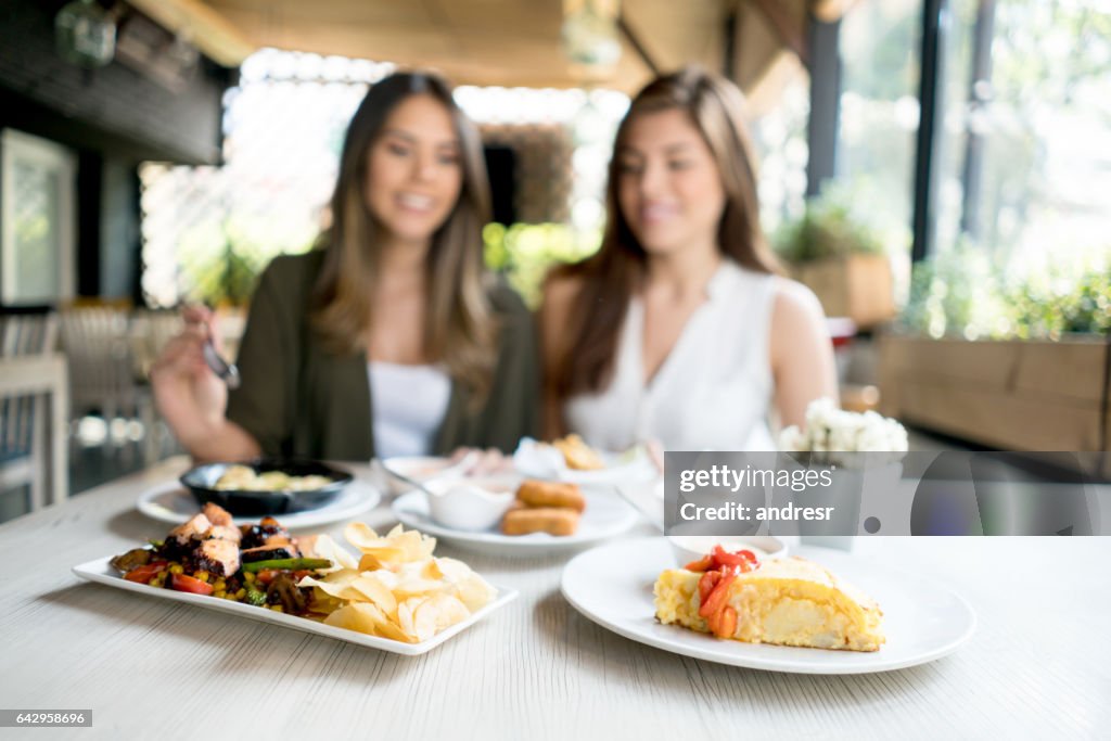 Freunde, die zusammen mit Abendessen