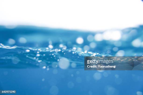 blue sea water splash with bubbles of air,shot from underwater - corriente de agua agua fotografías e imágenes de stock
