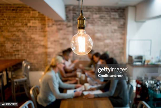 creatief bureau - light bulb stockfoto's en -beelden