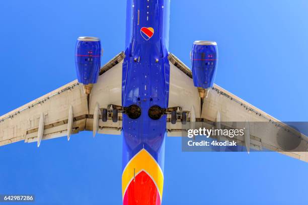 avión de pasajeros comercial listo para el aterrizaje - southwest fotografías e imágenes de stock