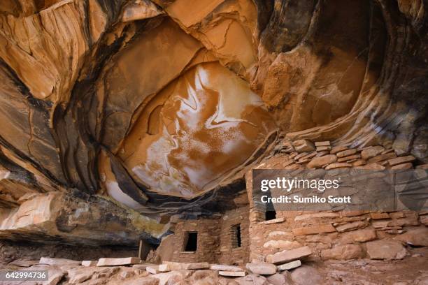 fallen roof ruin in road canyon, cedar mesa, utah - cliff dwelling stock-fotos und bilder