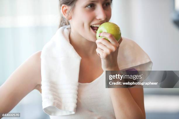 quebra de treino - woman eating fruit imagens e fotografias de stock