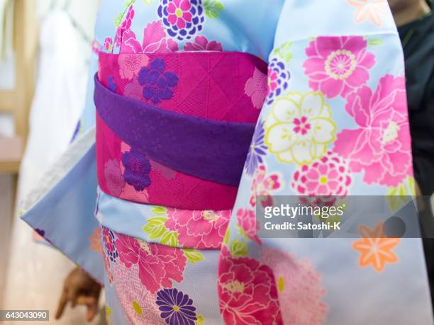 mujer joven que marco en kimono - obi sash fotografías e imágenes de stock