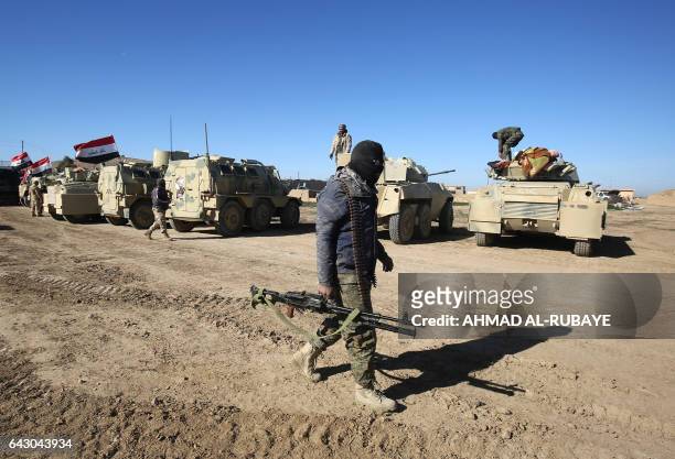 Iraqi forces, supported by the Hashed al-Shaabi paramilitaries, prepare to advance advance towards the village of Sheikh Younis, south of Mosul,...