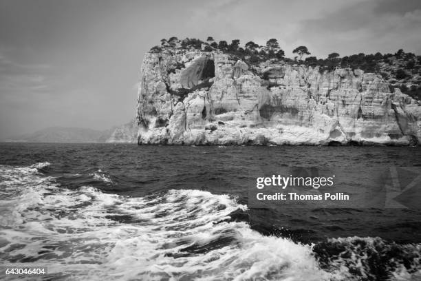 mediterranean cliff near cassis - cassis fruit stock-fotos und bilder