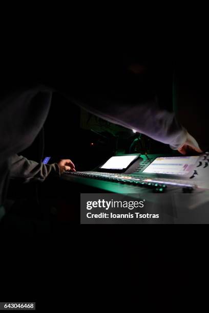 sound engineer - schalter stock-fotos und bilder