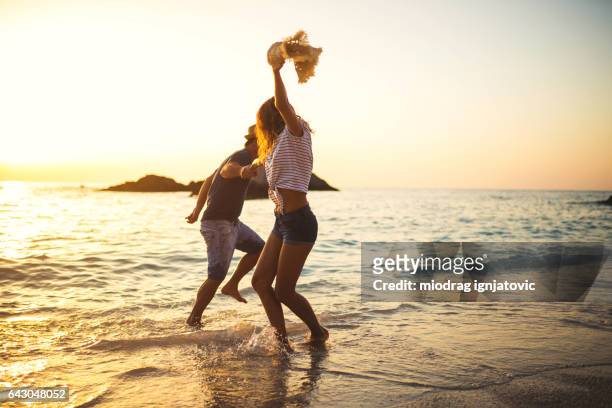 dansen op het strand - beach couple stockfoto's en -beelden