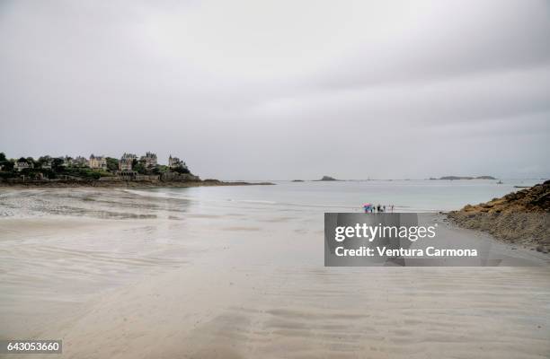 plage du prieuré beach, with the town of dinard, france - tour francia stock pictures, royalty-free photos & images