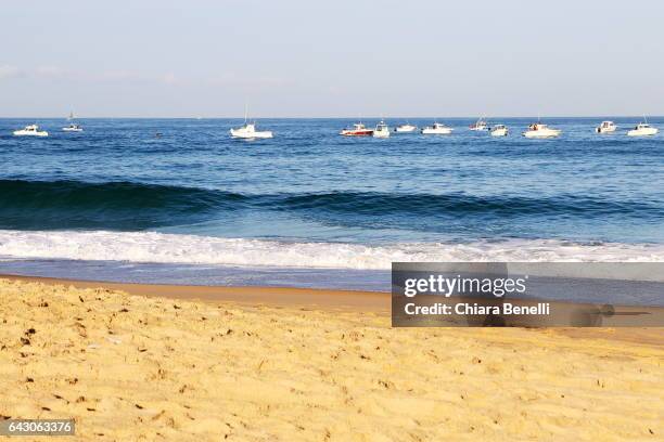 boats in the ocean in front of hossegor - hossegor photos et images de collection