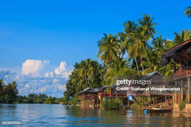 stilt houses at mekong river, laos and thailand boarder - río mekong fotografías e imágenes de stock