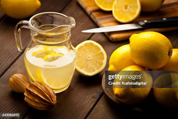 voorbereiding geïnfundeerd citroen detox drankje - infused water stockfoto's en -beelden
