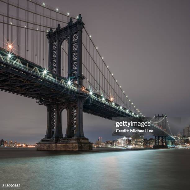 manhattan bridge cloudy night - new york - manhattan bridge stockfoto's en -beelden