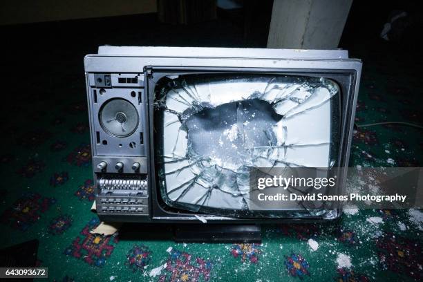 a smashed television on the ground - broken tv stock-fotos und bilder