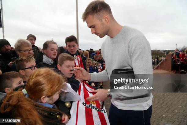 Jan Kirchhoff signs autographs during a Sunderland Open Training Session at the Stadium of Light on February 20, 2017 in Sunderland, England.