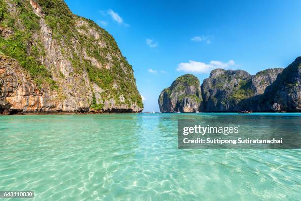 travel vacation background - beautiful sea tropical island and sky - phi-phi island, krabi province, thailand. - phuket province stock-fotos und bilder