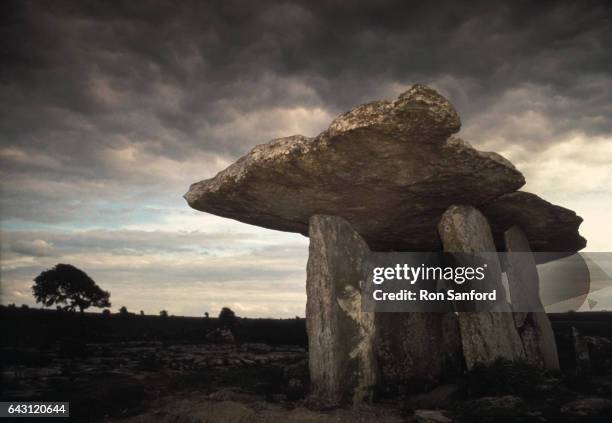 poulnabrone dolmen (2500 bc). - dólmen - fotografias e filmes do acervo