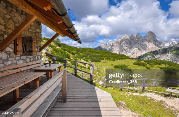 drei zinnen - berghütte stock-fotos und bilder