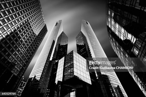 société générale tower, financial district of la défense, paris, france - effet de perspective stock-fotos und bilder