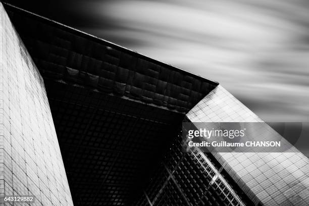 la grande arche, financial district of la défense, paris, france - effet de perspective stock-fotos und bilder