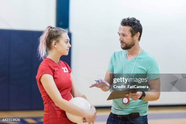 mädchen-high school-volleyball-team - volleyball sport stock-fotos und bilder