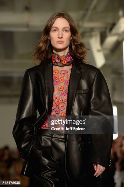 Model Franzi Mueller walks the runway at the Joseph show during the London Fashion Week February 2017 collections on February 20, 2017 in London,...
