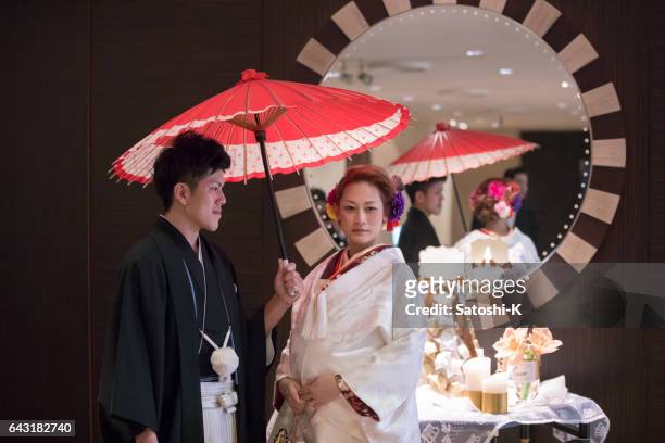 鏡の前で立っている新郎新婦を和風します。 - 結婚式 日本 ストックフォトと画像