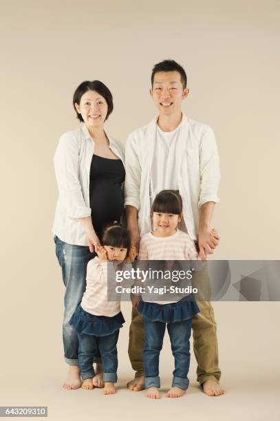 porträt der japanischen familie - 気にかける stock-fotos und bilder