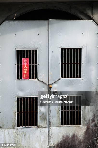 chain locked door at the entrance of narrow tunnel with a no entry sign in japanese - 謎 - fotografias e filmes do acervo