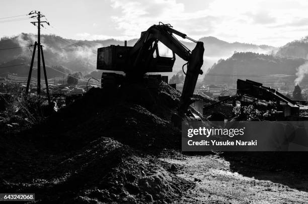 silhouette of a heavy equipment at a construction site - 物の形 fotografías e imágenes de stock