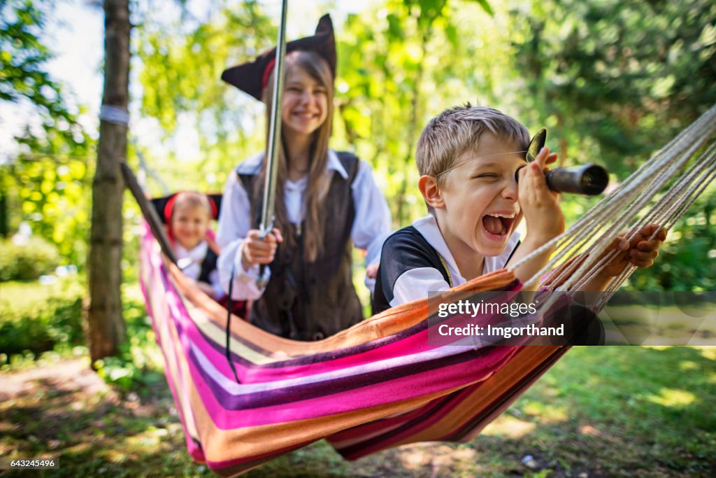 Enfants pirates jouant sur un bateau hamac