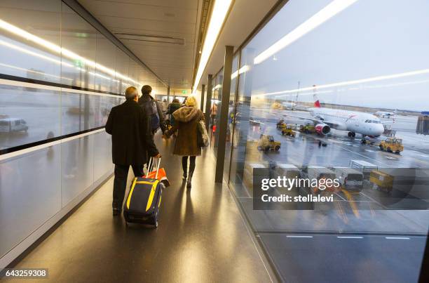 passagiere einsteigen am flughafen - flughafen wien stock-fotos und bilder