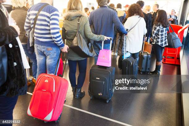 passagiere am flughafen wien, österreich - flughafen wien stock-fotos und bilder