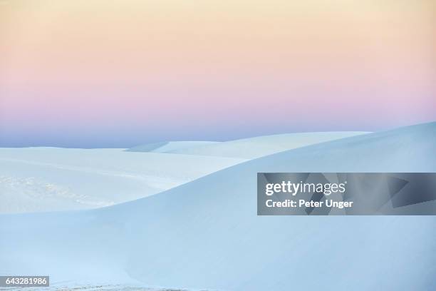 silicon white sand dunes of white sands national monument - americana rosa imagens e fotografias de stock