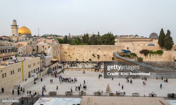 western wall, the sacred place of jewish in jerusalem, israel - muro de las lamentaciones fotografías e imágenes de stock