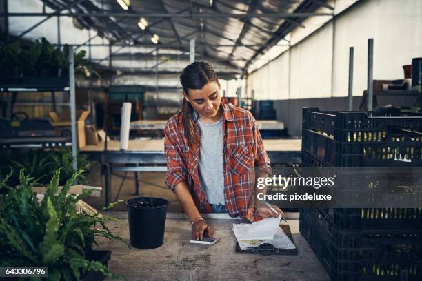 décompte des ventes pour la journée - calculatrice photos et images de collection