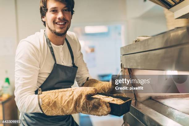 cuire du pain - gant de cuisine photos et images de collection